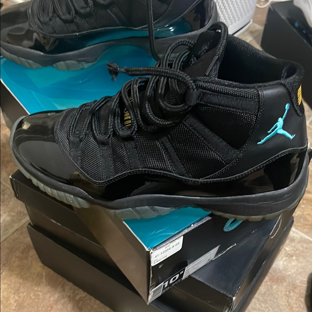 Jordan Men's Black and Blue Sneakers